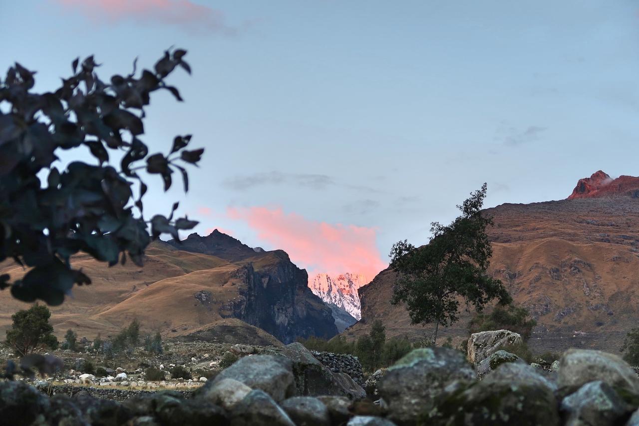 The Lazy Dog Inn A Mountain Lodge Уарас Экстерьер фото